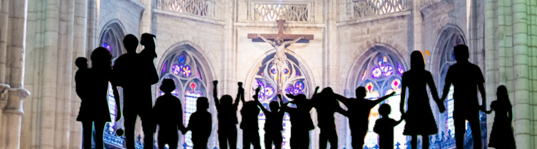 Les enfants pendant la messe dominicale de 10h30