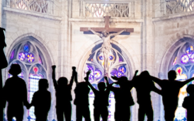 Les enfants pendant la messe dominicale de 10h30